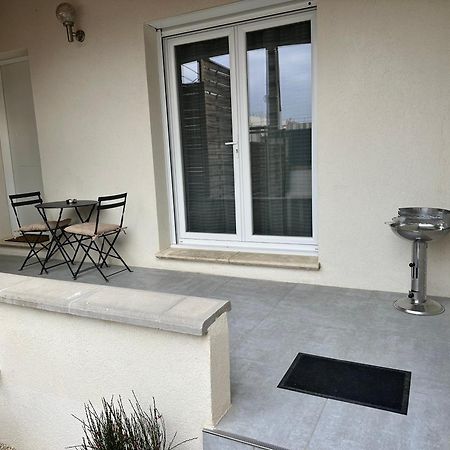 Appartement T2 Avec Terrasse Et Cour Cavaillon Bagian luar foto