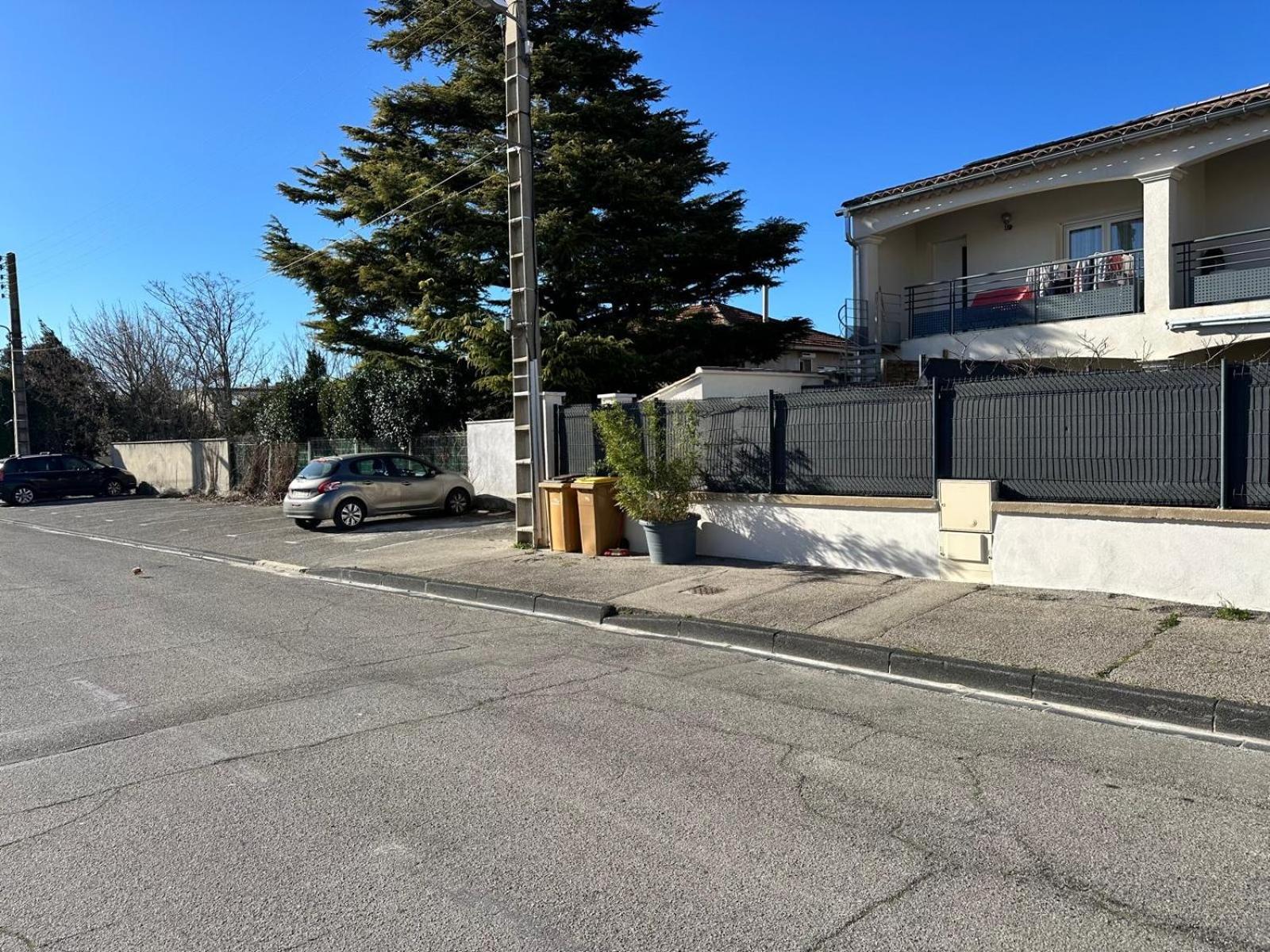 Appartement T2 Avec Terrasse Et Cour Cavaillon Bagian luar foto