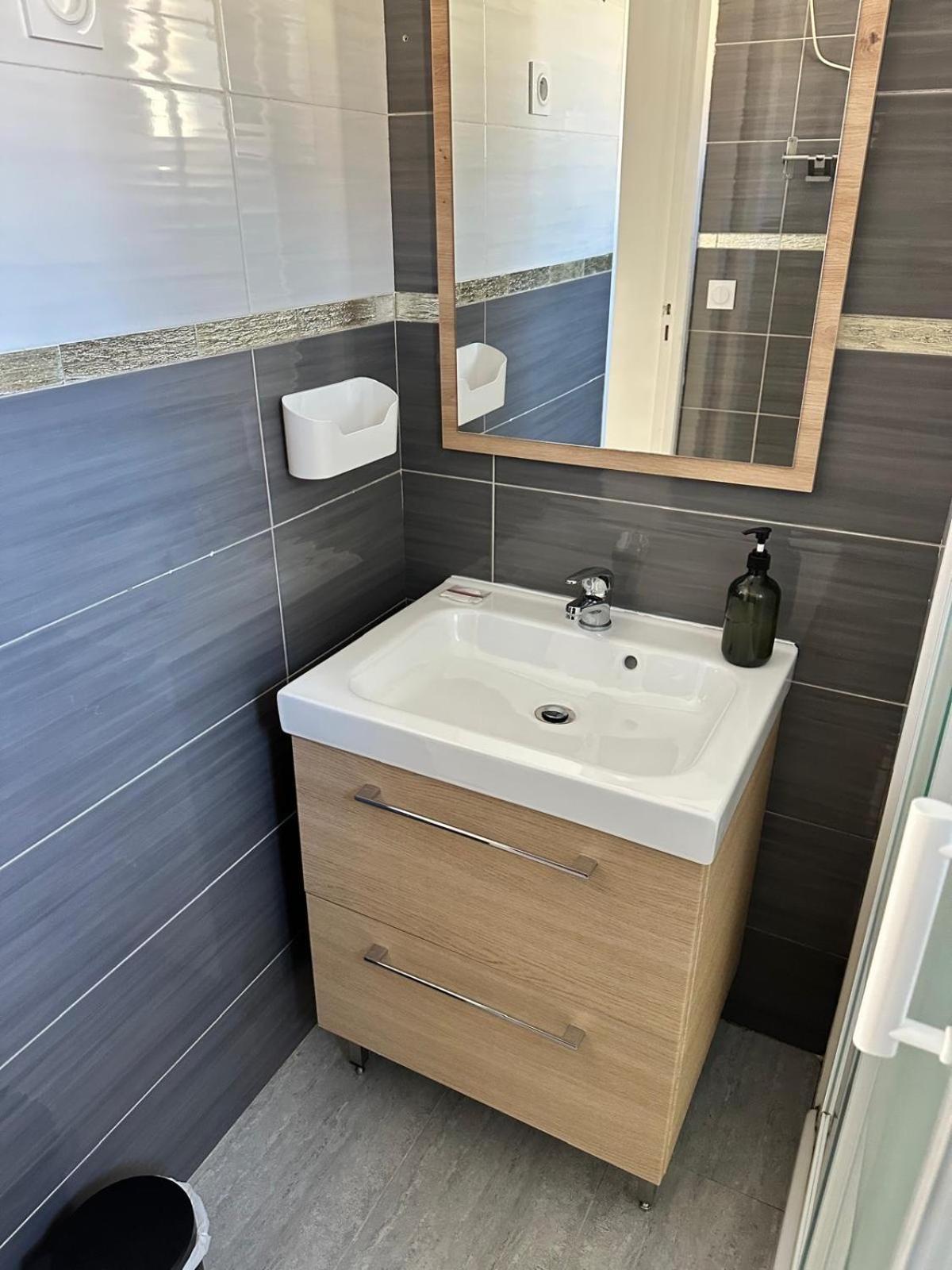 Appartement T2 Avec Terrasse Et Cour Cavaillon Bagian luar foto