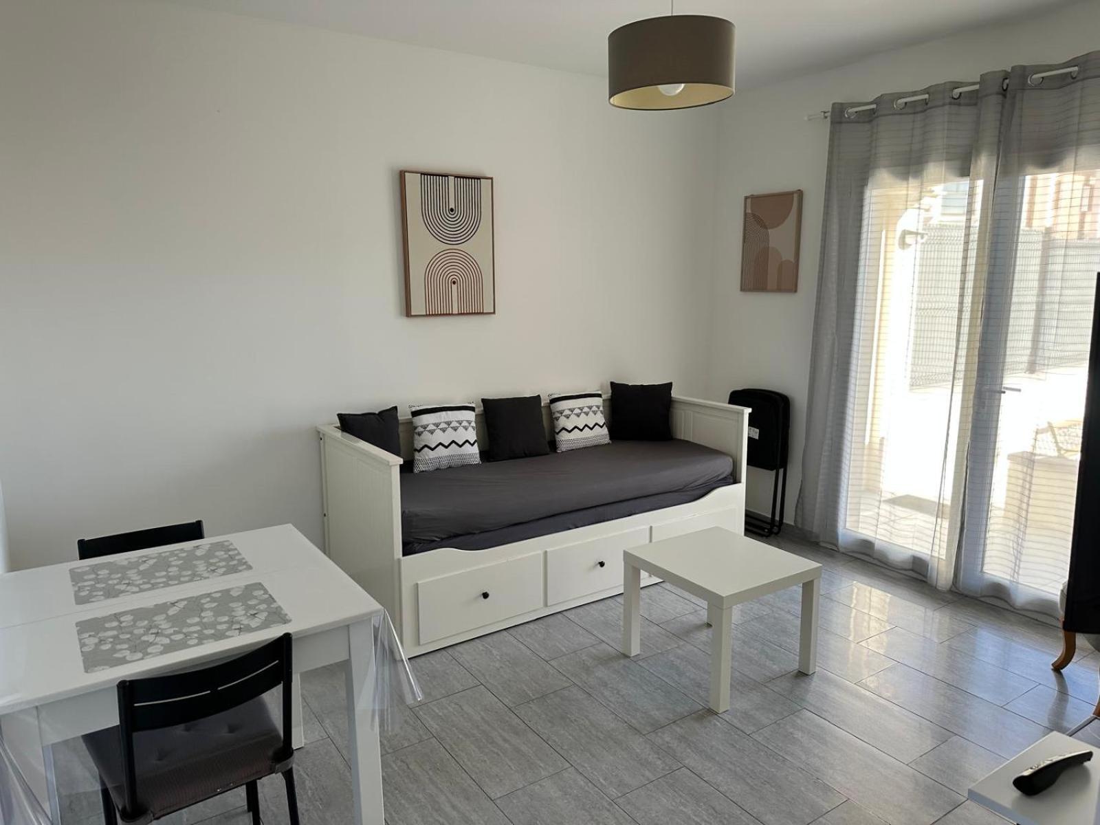 Appartement T2 Avec Terrasse Et Cour Cavaillon Bagian luar foto