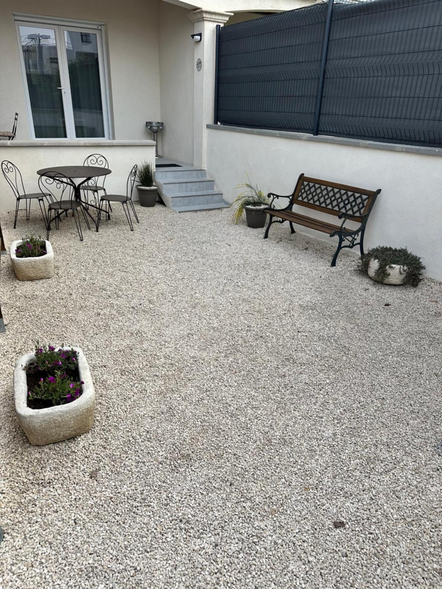 Appartement T2 Avec Terrasse Et Cour Cavaillon Bagian luar foto