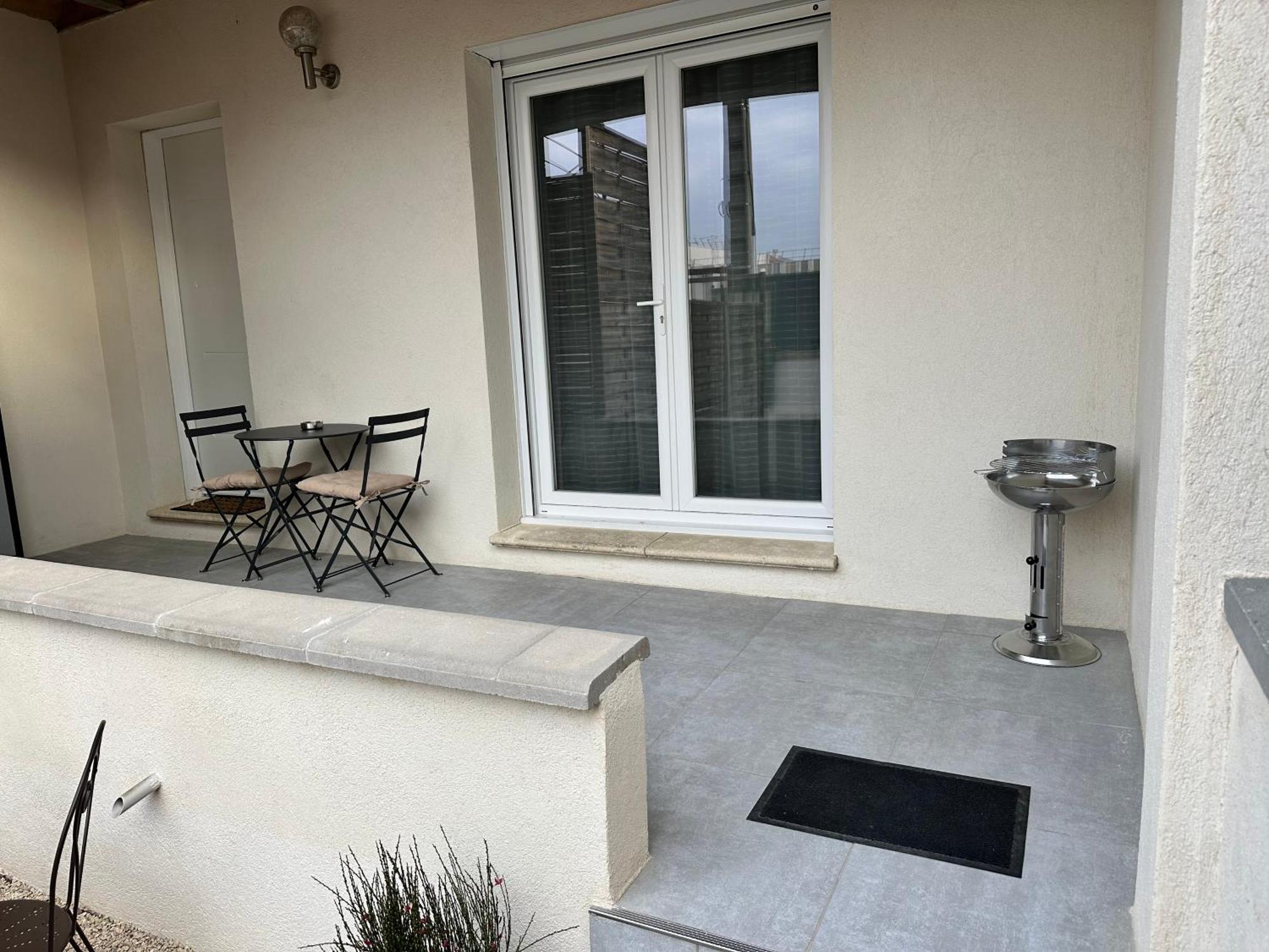 Appartement T2 Avec Terrasse Et Cour Cavaillon Bagian luar foto