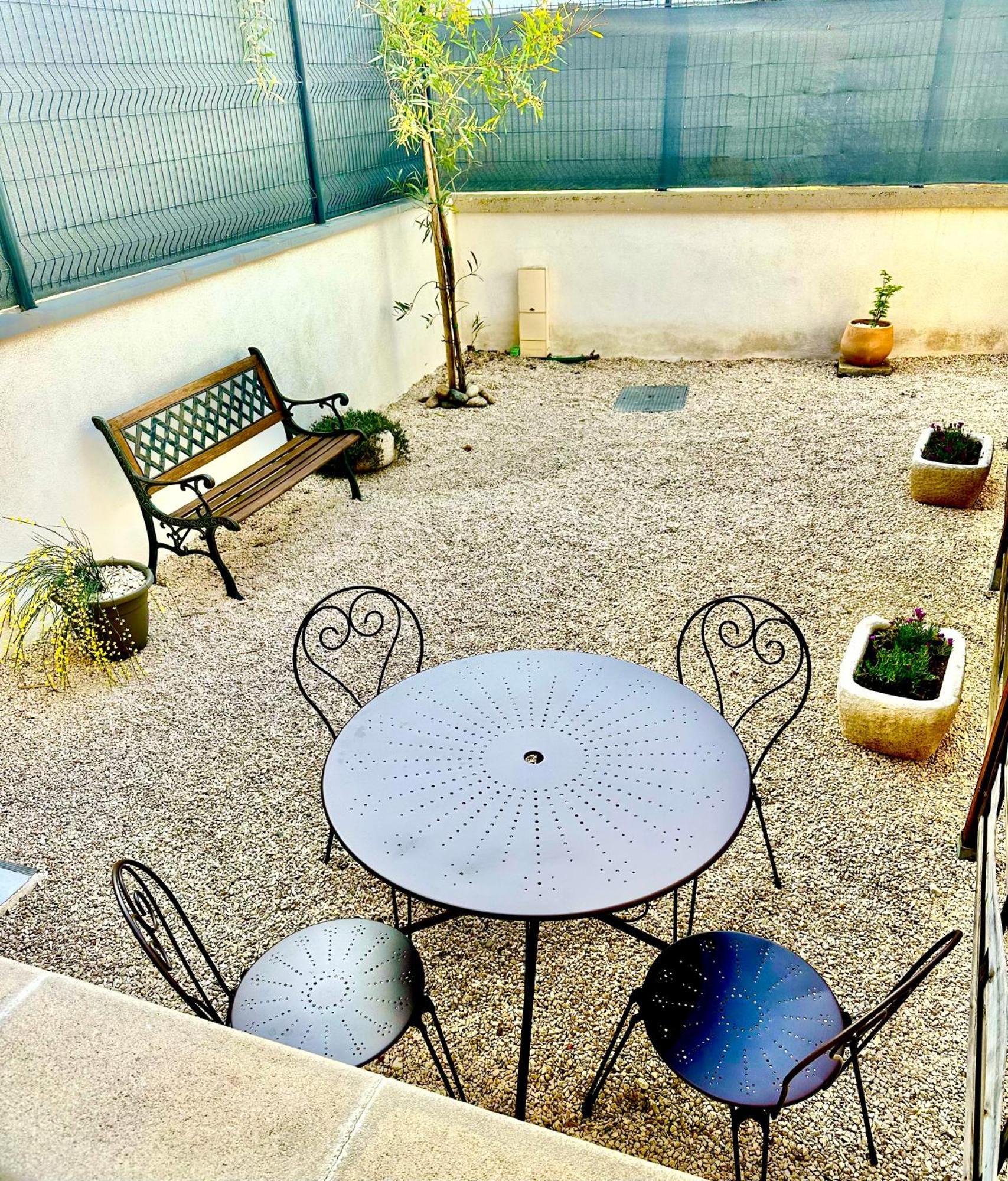 Appartement T2 Avec Terrasse Et Cour Cavaillon Bagian luar foto